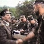 general Stipetić uručuje Spomenicu DR Siniši Ratkoviću
