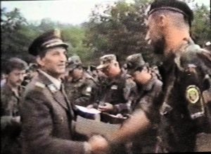 general Stipetić uručuje Spomenicu DR Siniši Ratkoviću